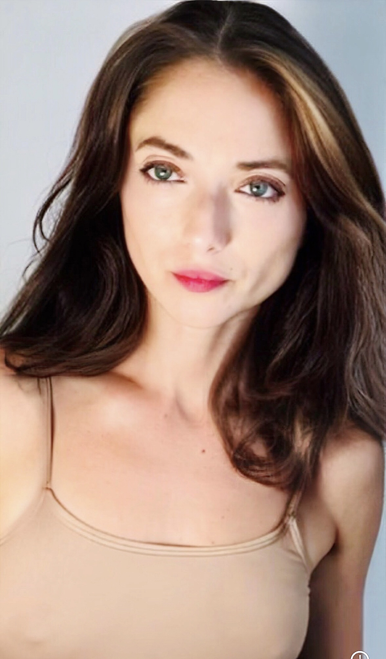 Yubkali bolalar mayolari Porno mushukni stolga surtadi