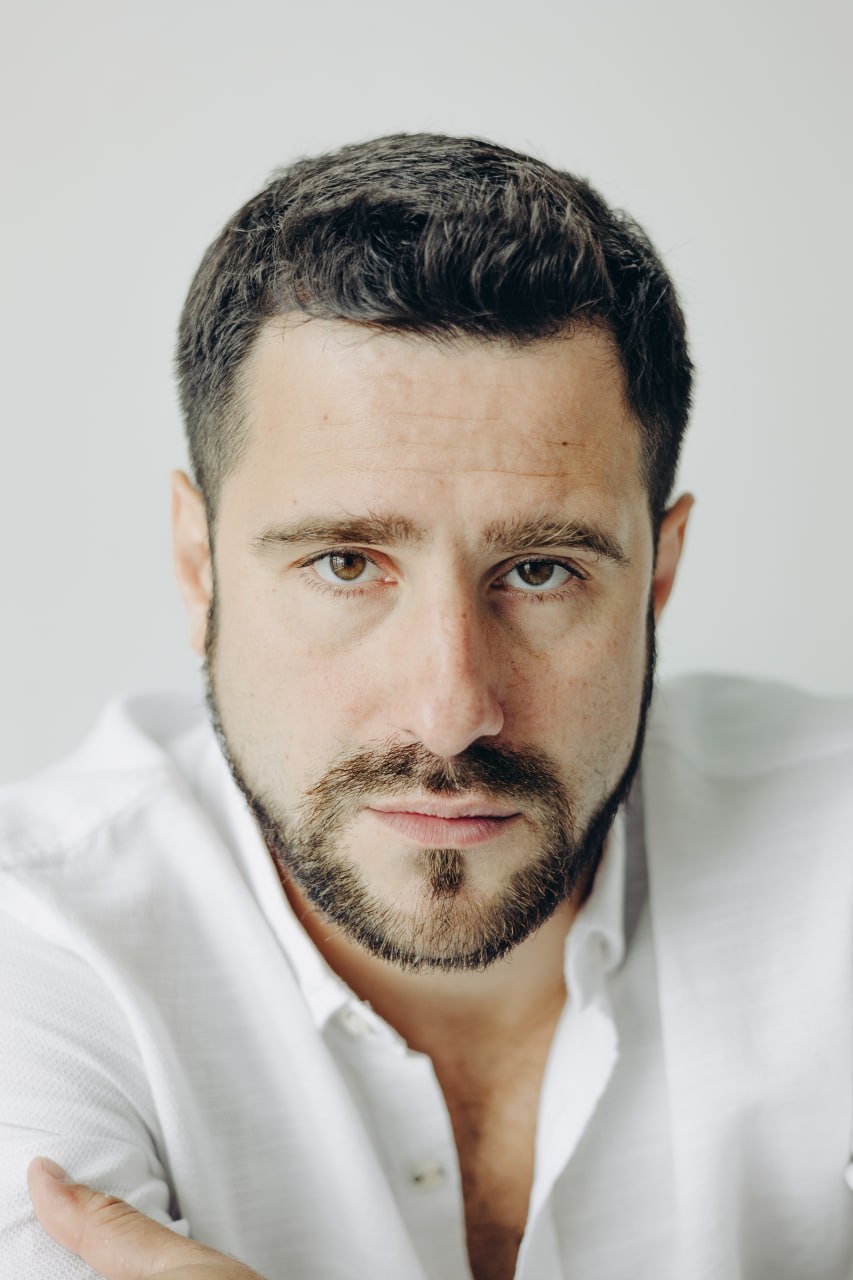 Blowjob onlayn fellucia zarba U qizning trusigini tushirdi