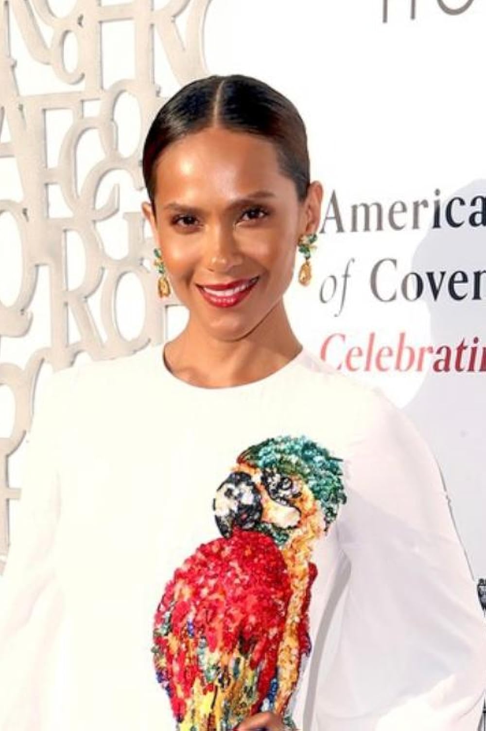 Purvo shtab-kvartirasining yalangoch qizlari