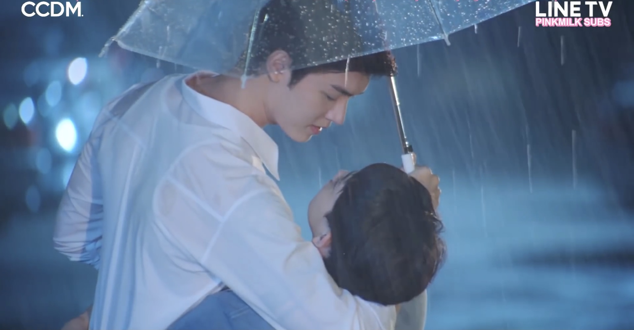 Британдық модель Луиза Мария эротикалық бейнеролик Орыс жігіті мулат әйелді алдаған.