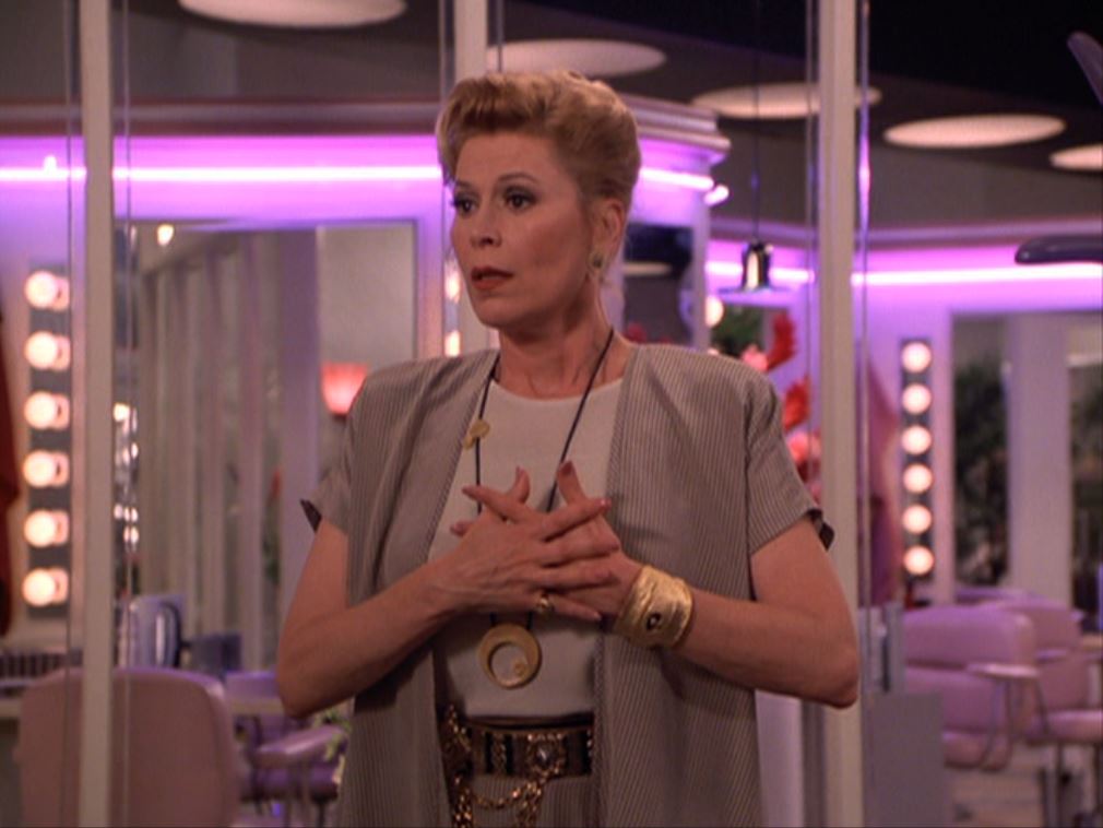 Hojatxonada ayollarga erkalaydi. Dushdagi yapon ayol porno