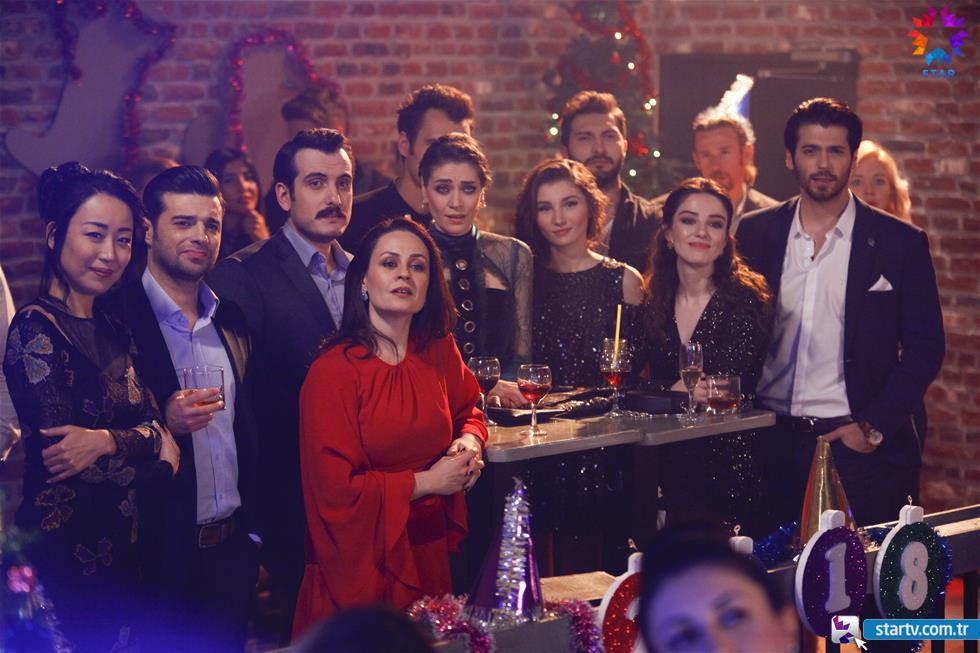 Katta sikli fotosuratlar Porno video: Qizi onasini dugonasi bilan ushlaydi