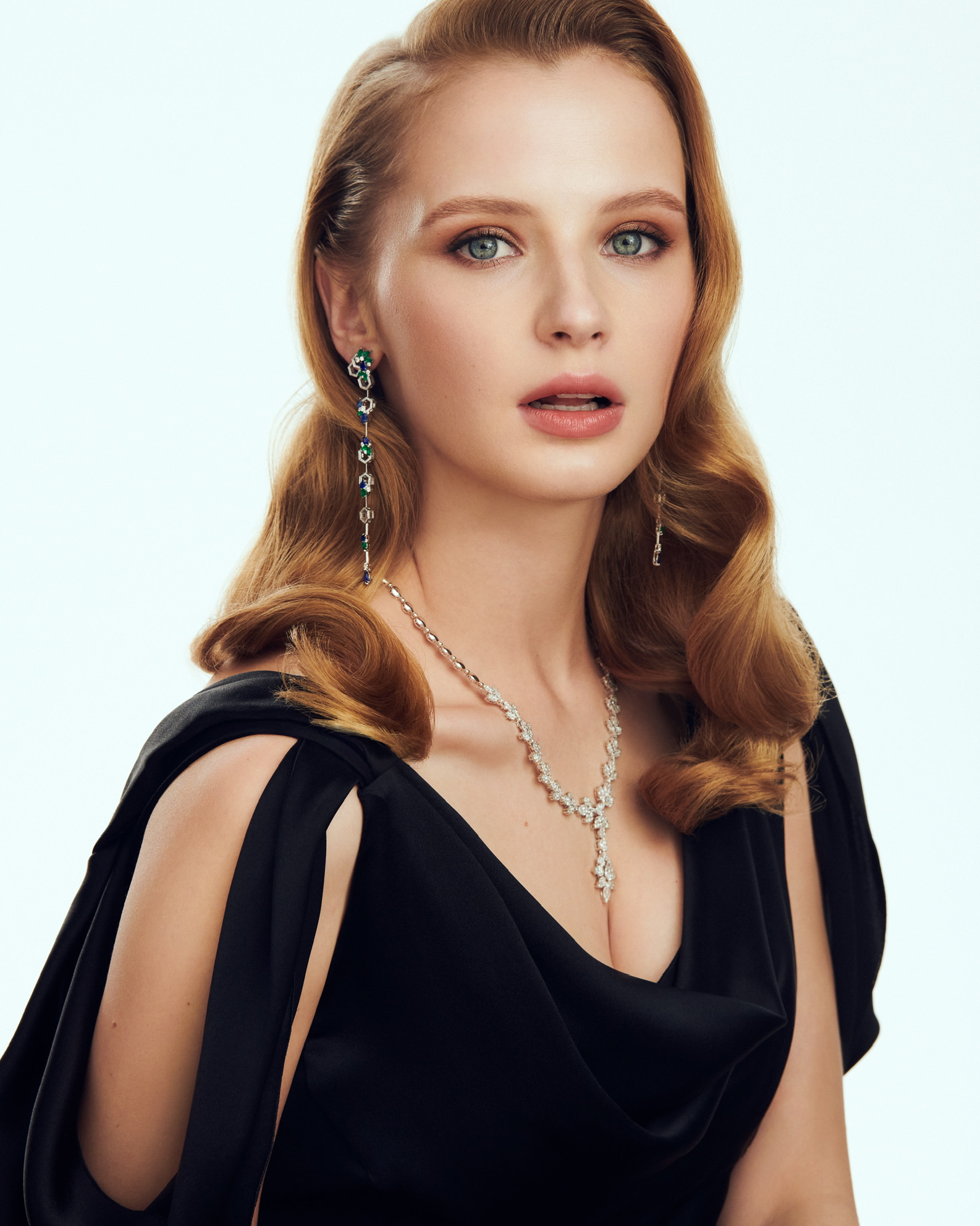 Nipellar tomonidan osilgan Ijtimoiy tarmoqlarda seksual qizlar