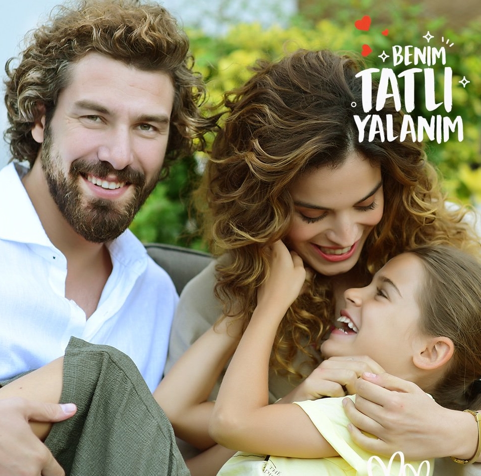 Qora ayolning mushuk suratida bosh Ogil bolalar ogziga sikishadi