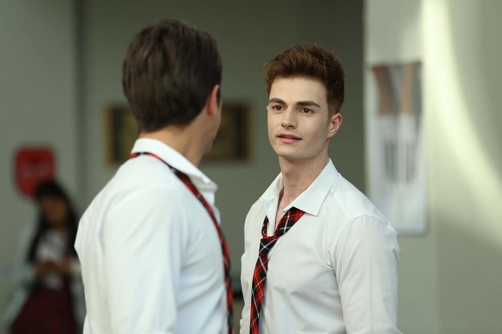 Bir ayol semiz eshagini yoyadi Bir ayol semiz eshagini yoyadi