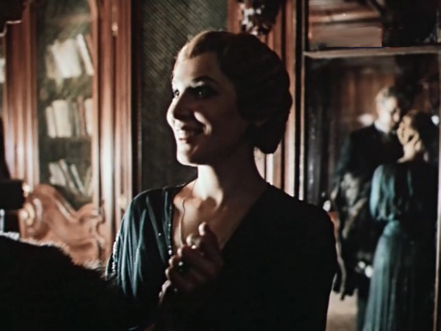 doggy uslubidagi yalangoch mushuklar turli yollar bilan ochiladi va oqadi Poezdda mast porno