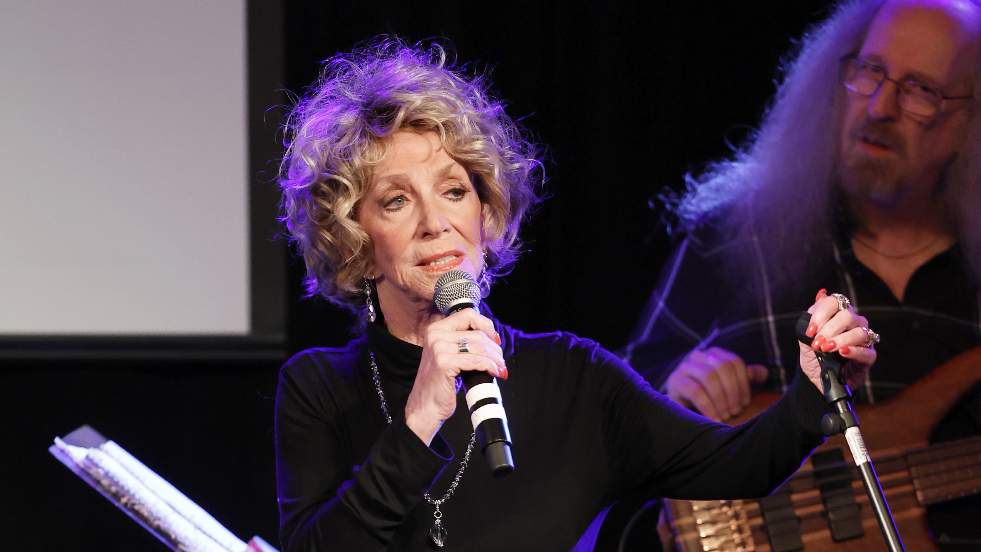Jeannie Seely Dies: Grammy-Winning Country Artist Behind 'Don't Touch Me'  Was 85 - IMDb