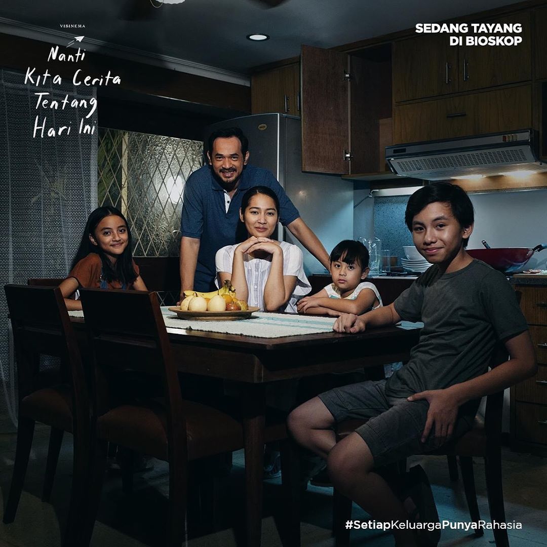 Lezbiyan qizni dushda ushlab oldi (rus pornosi)