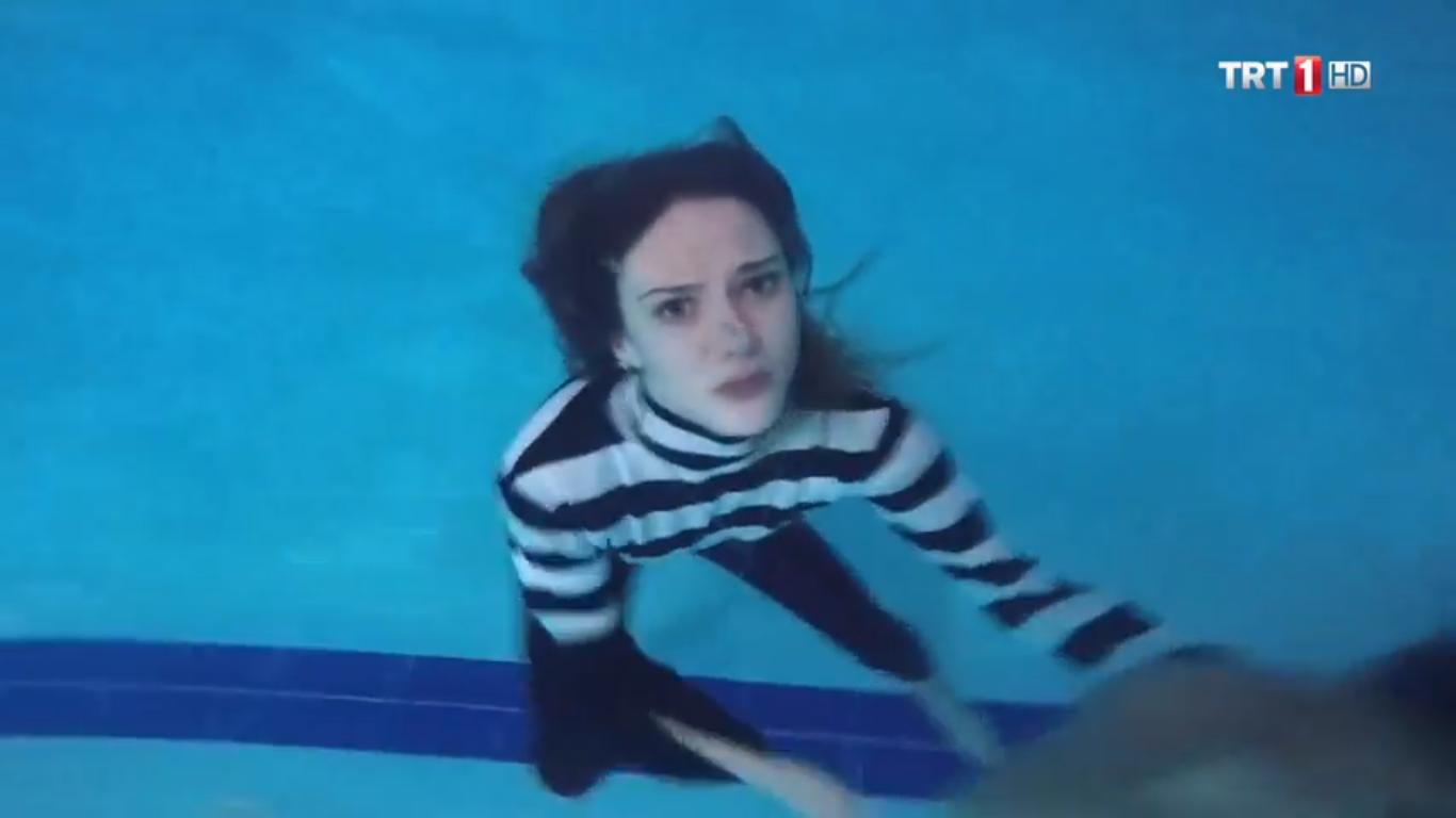 Lablari va kokraklari shishgan seksual milf Oshxonani yoqishdan himoya qilish uchun gaz plitalari uchun yonginga chidamli plyonka