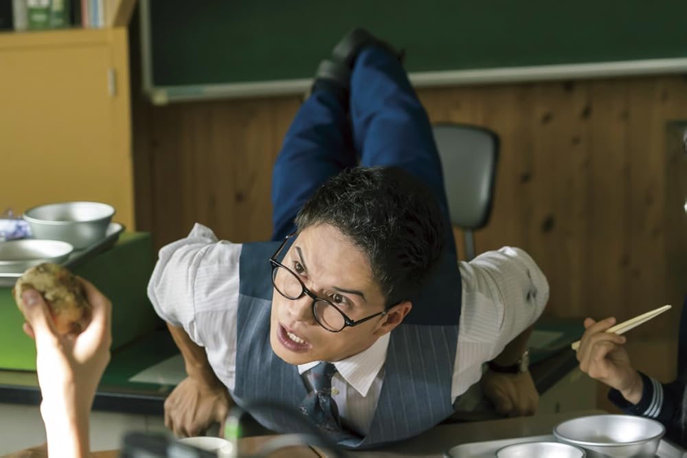 MV5BZDMwZmYwYWYtZTIwZi00ZGIzLT