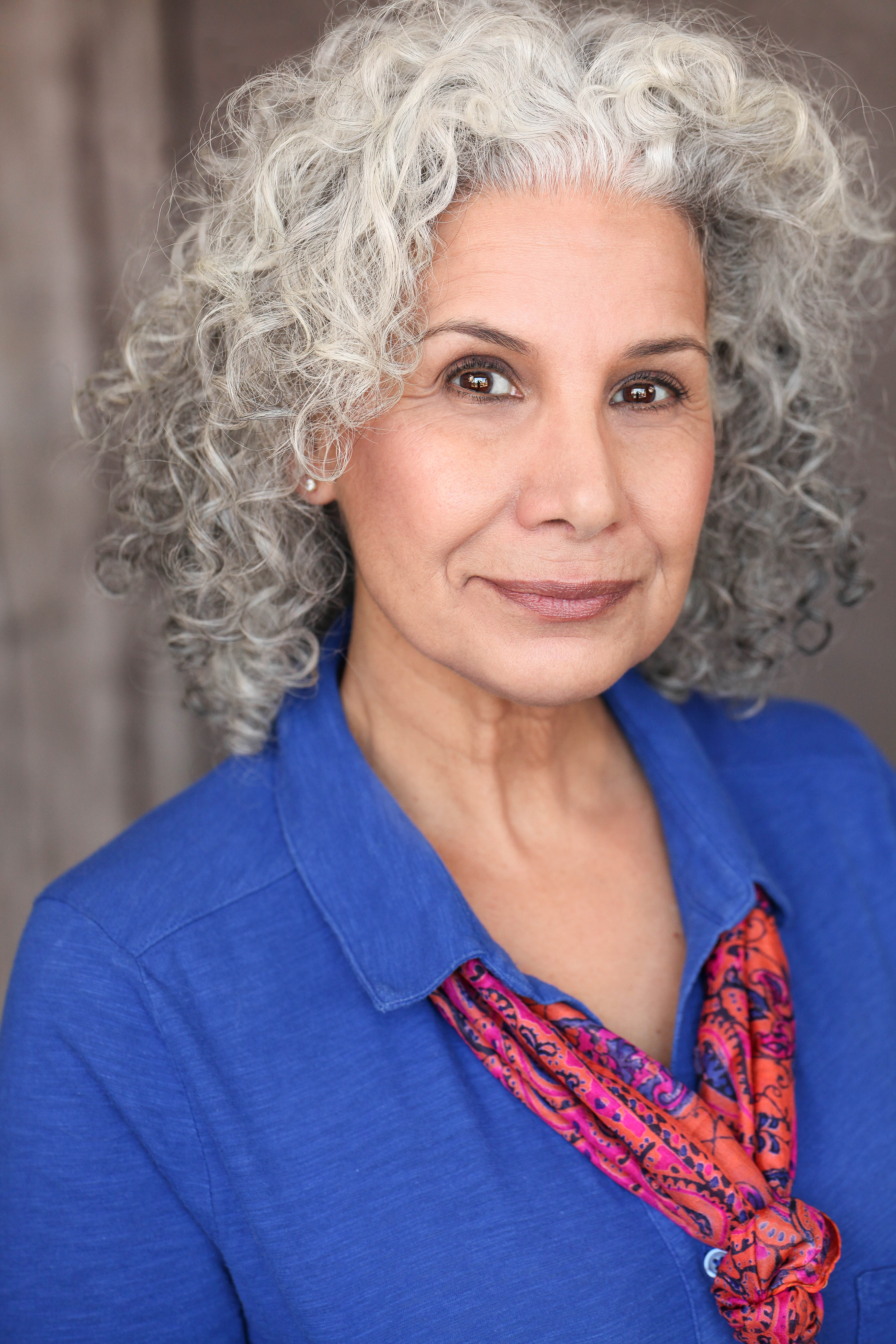 Qarga porno Qizlar stoli ostidagi yashirin kamera