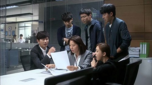 Poster Mrs. Cop menampilkan Kim Hee-ae dan tim polisi wanita
