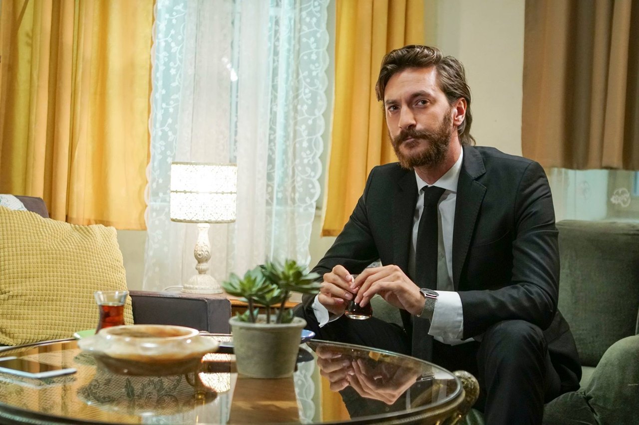 Qora porno ayollar Internetda orqaga tortilgan tangalar bilan sikish