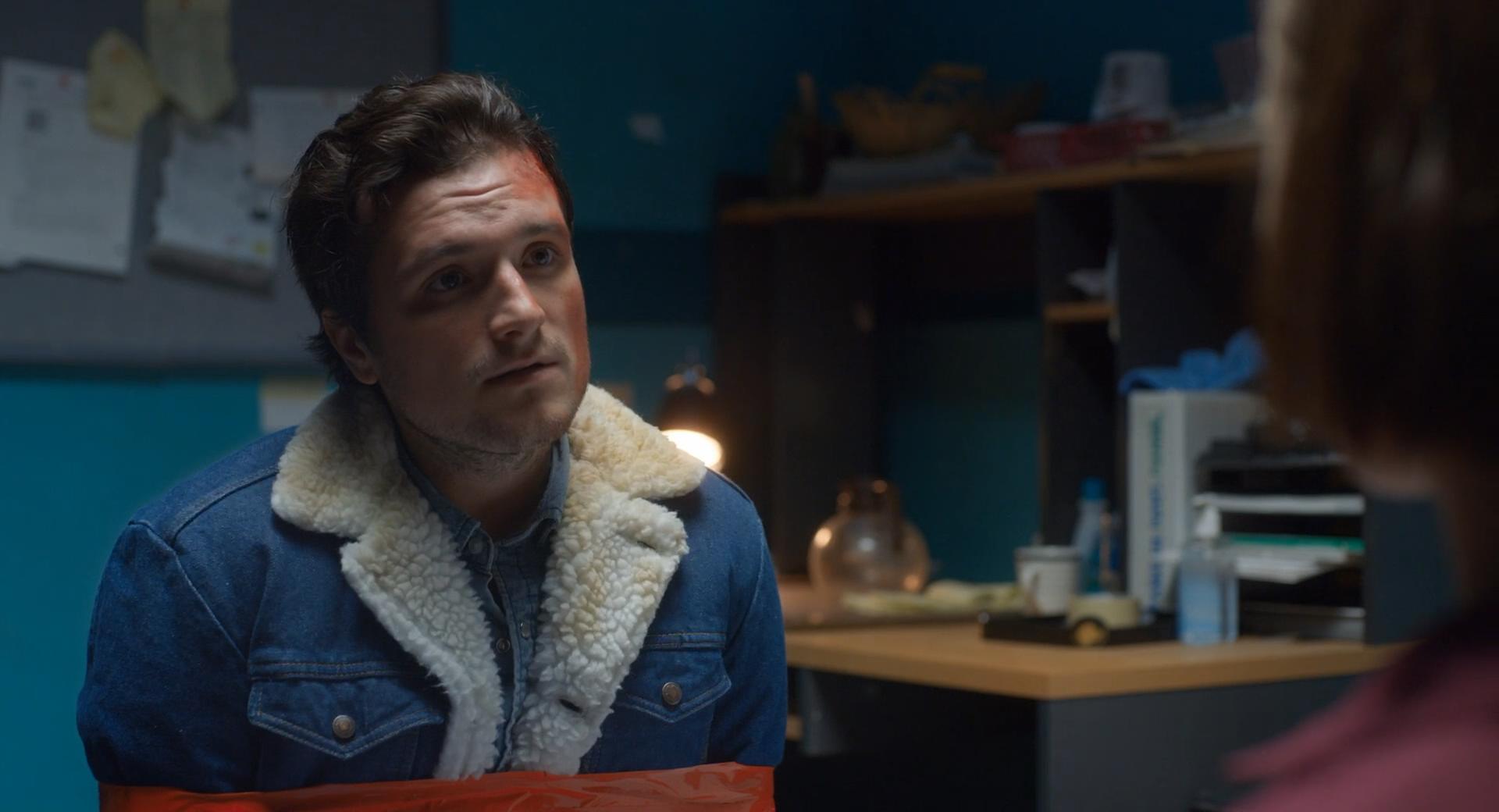 katta kokrak uchlari bilan yalangoch ayol Sochlarini qirayotgan qiz (foto)