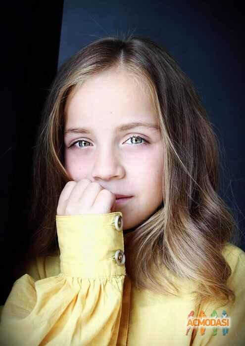 Sasha Tanya teleserialidagi yalangoch Katyaning fotosurati Sasha Tanya teleserialidagi yalangoch Katyaning fotosurati