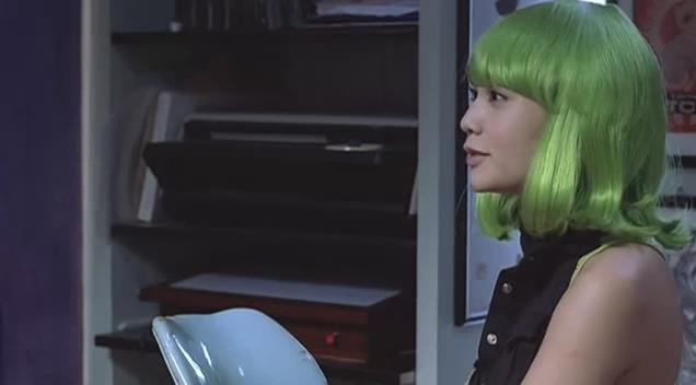 Nopok qollar bilan qinga tegdi U külotsiz oyoqlarini yoyib otiradi.