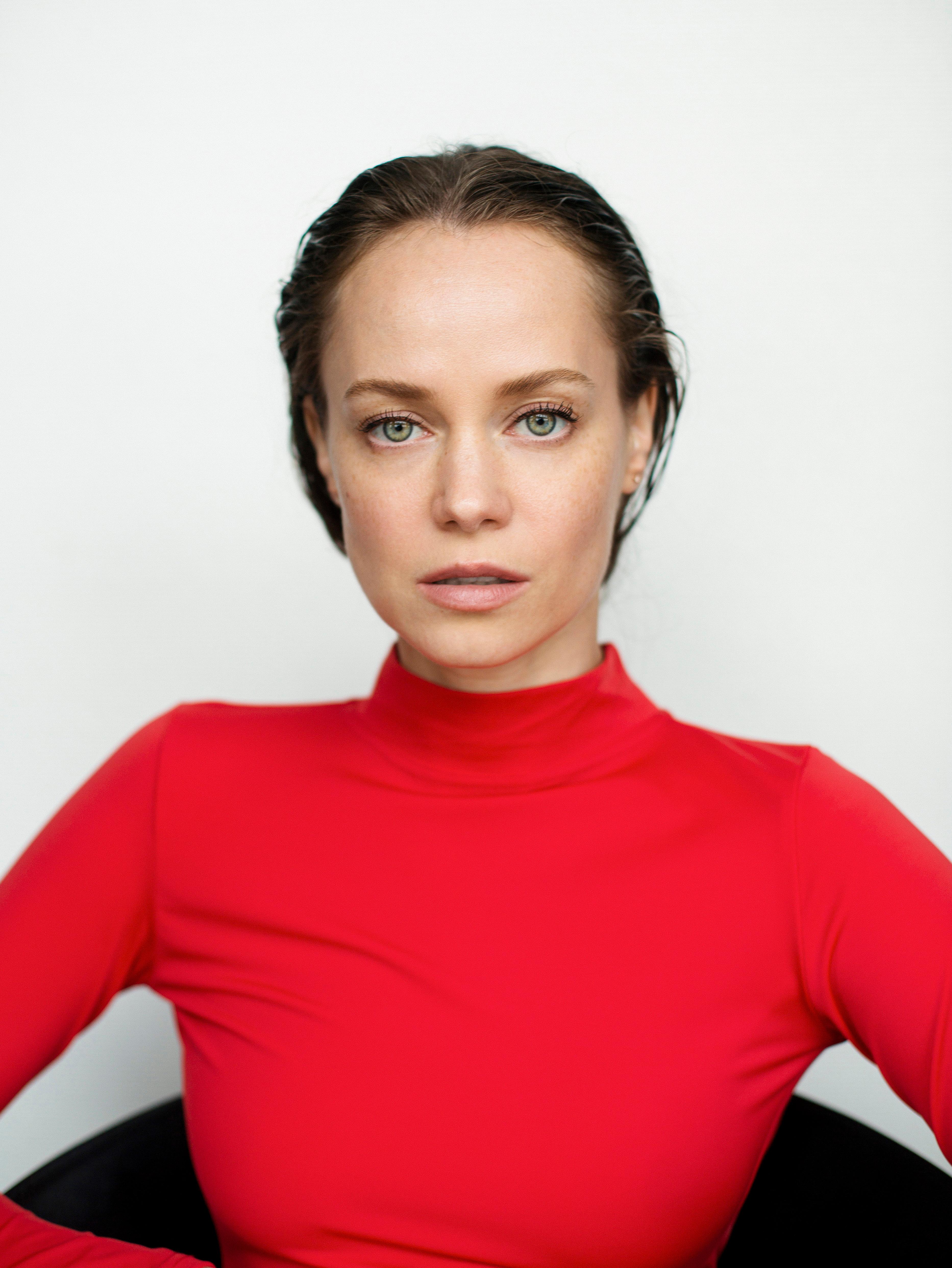 Qattiq teshikka ulkan Dik kiritilgan Ogli bilan jinsiy aloqada bolgan rus onasining porno videosi