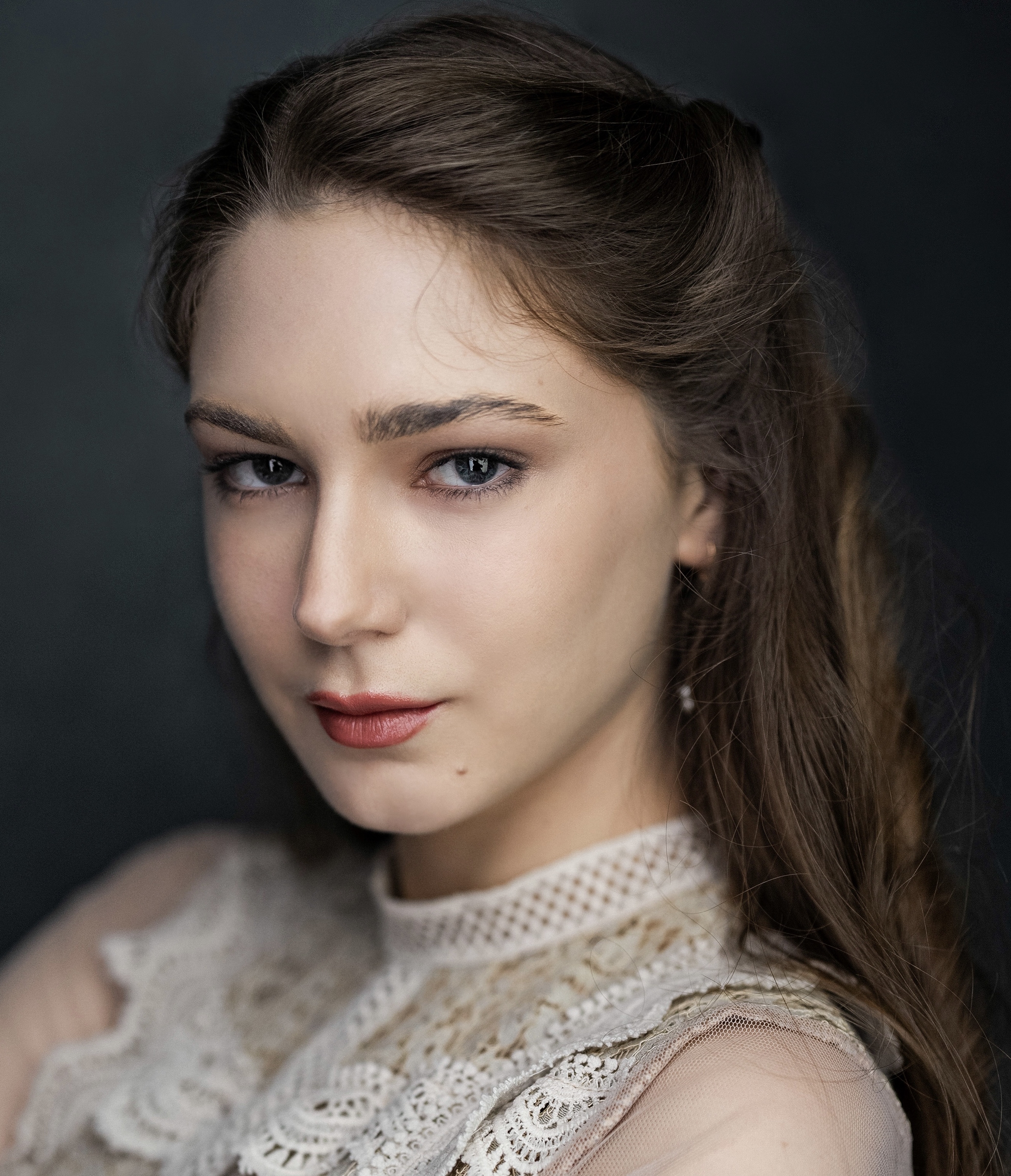 Yigitlar uxlab yotgan videolarni tomosha qilishadi