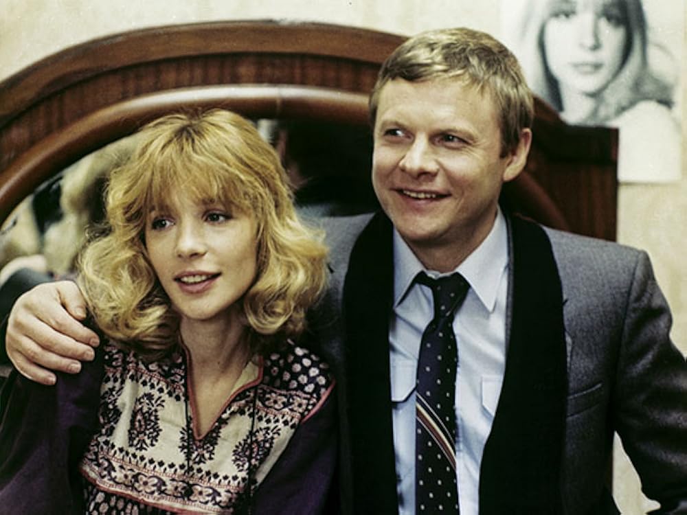 Uning tizzalari va porno tomosha qilish uchun ogzini ochdi Yaxshi saqlangan porno