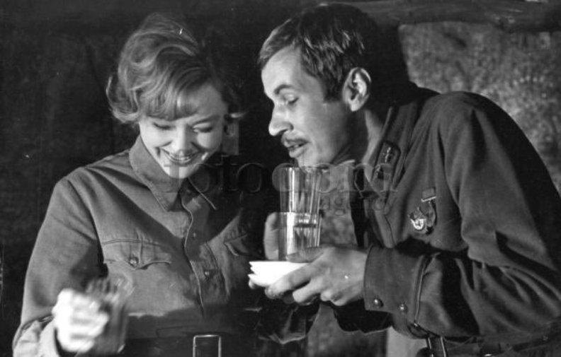 Bir qizni oldi va u bilan jinsiy aloqa qildi Barcha teshiklarda katta xorozlar bilan porno