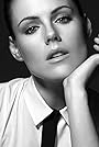 Kathleen Robertson's primary photo Kathleen Robertson's primary photo