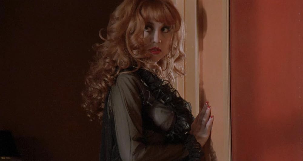 Katta kokrakli yalangoch qizlar fotosuratlarda ozlarining jozibalarini namoyish etadilar