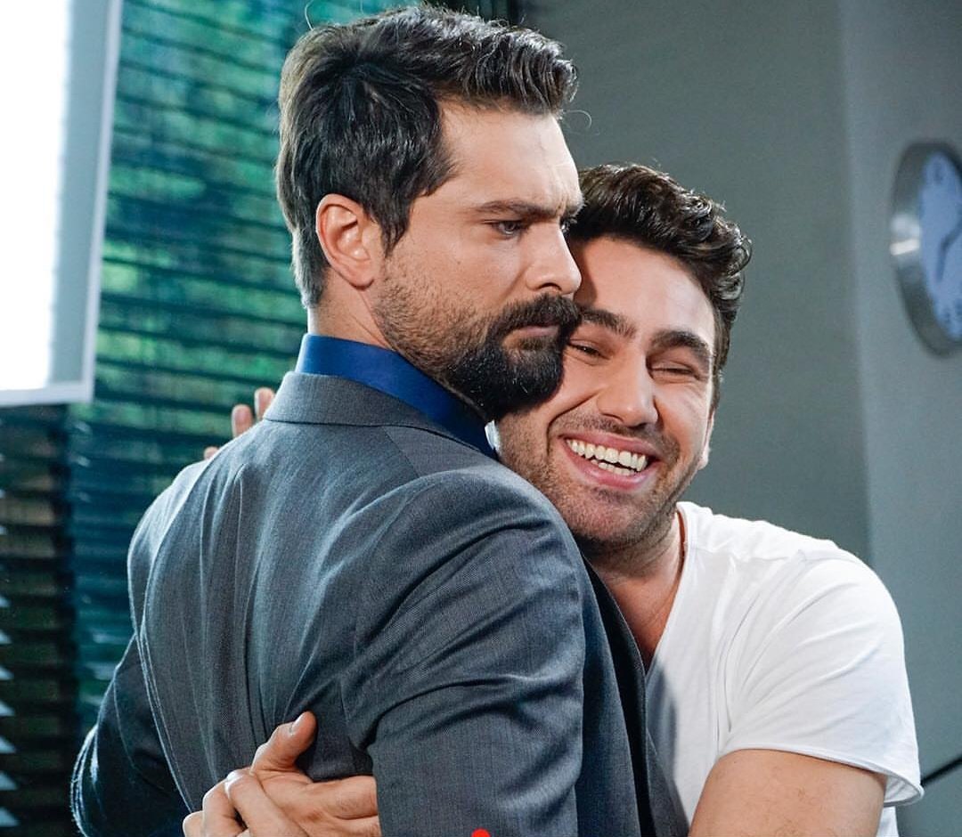 Boss uchun stol ostidagi kunnilingus