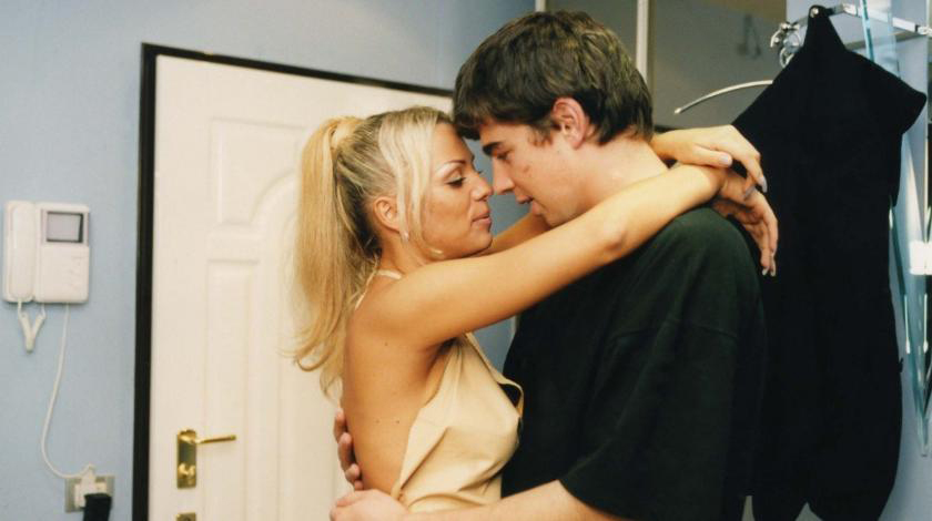 Ikkita yigit hammomda erkalashmoqda Men boshqalarning chayqalayotgani videosini suratga oldim.