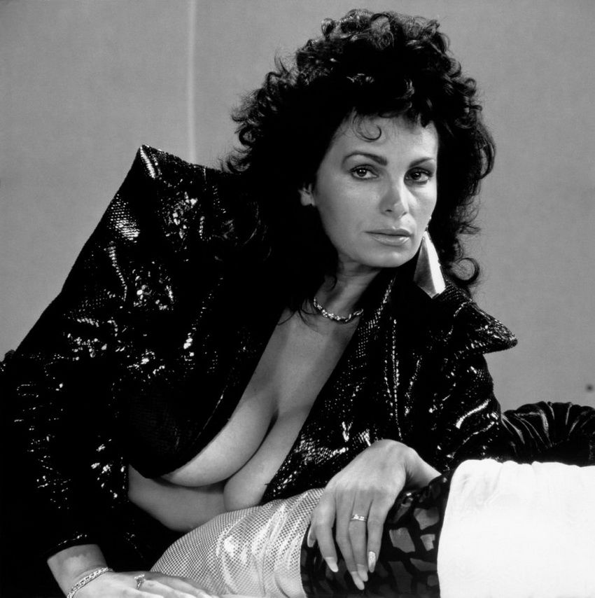 Katta kokraklar kamera oldida raqsga tushishadi Jinsiy olatni boglangan porno video