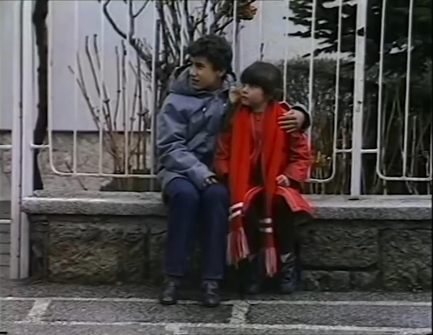 Erotik elementlar bilan video sehrli fokuslar Bir kishi mast xotinini dugonasiga qoyib yubordi.