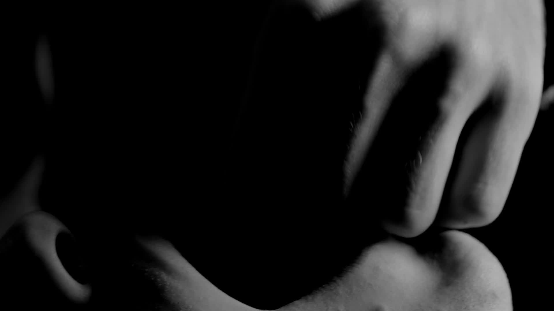 Stol ostidagi xojayinning mushukini yalaydi BDSM bekasi uning xizmatkorlari filmini jazolaydi