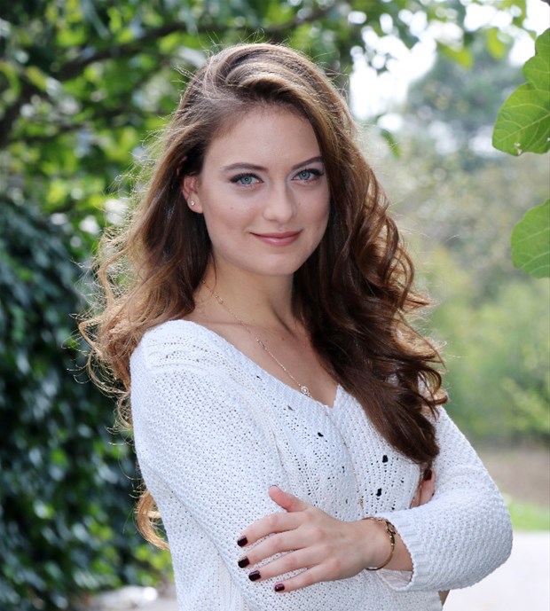 Uysizlar qizlarning oyogini yalaydi Uysizlar qizlarning oyogini yalaydi