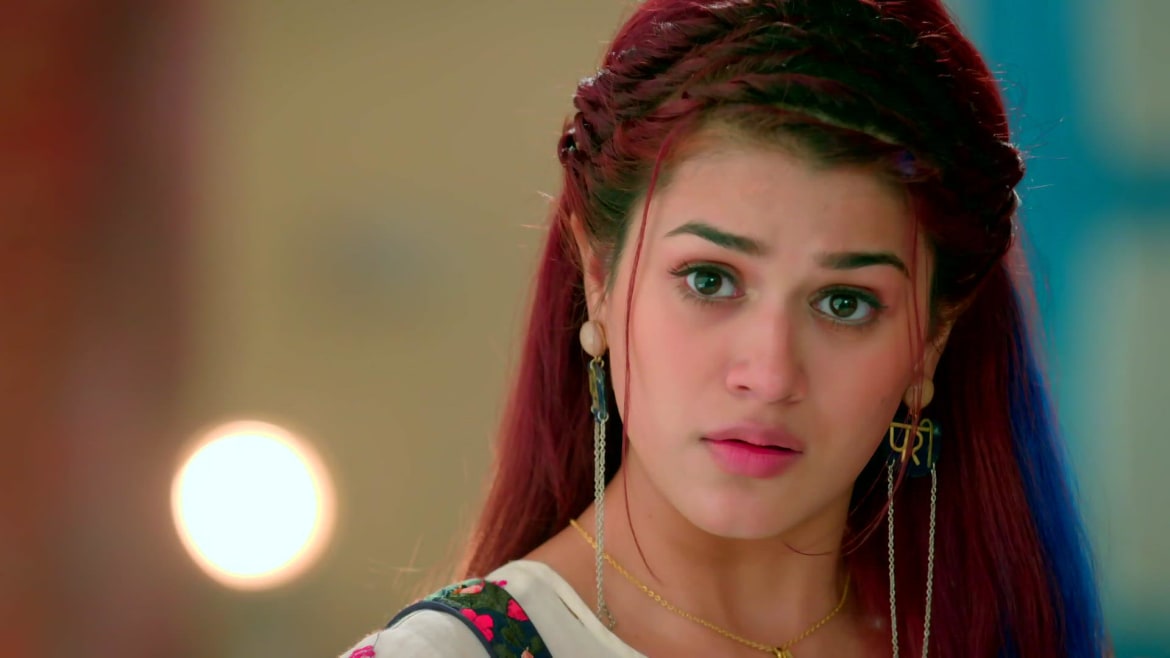 Qiz hol kiyimda onanizm qiladi