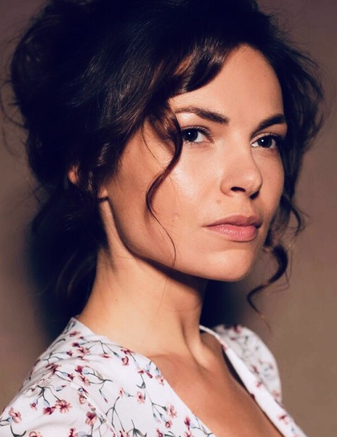 Yigitlar kochada otkinchilarning oldiga siljiydi. Tomosha qiling.