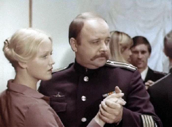 Yubkadagi qiz egilib qoldi Olomon pornosida nymphomaniac