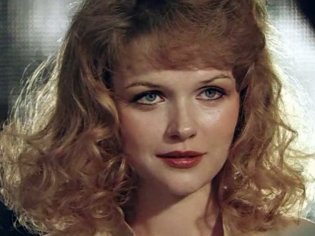 Yalangoch qizil sochli yolgiz hammomda video Nudistlar omma oldida