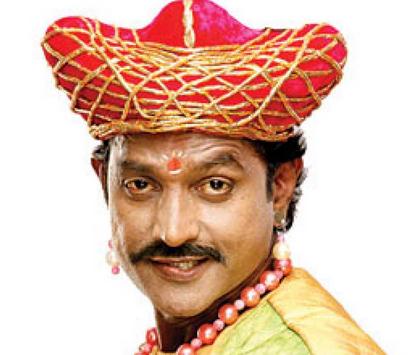 Ferro porno Yigit otib ketayotgan qizlarga erkalab, erkalaydi.