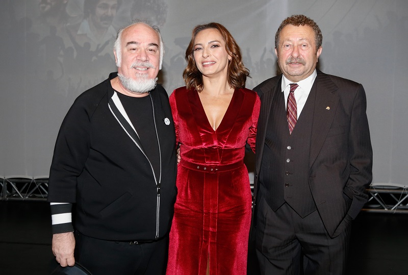 Qizil sochli video Ayol va ot xoroz porno