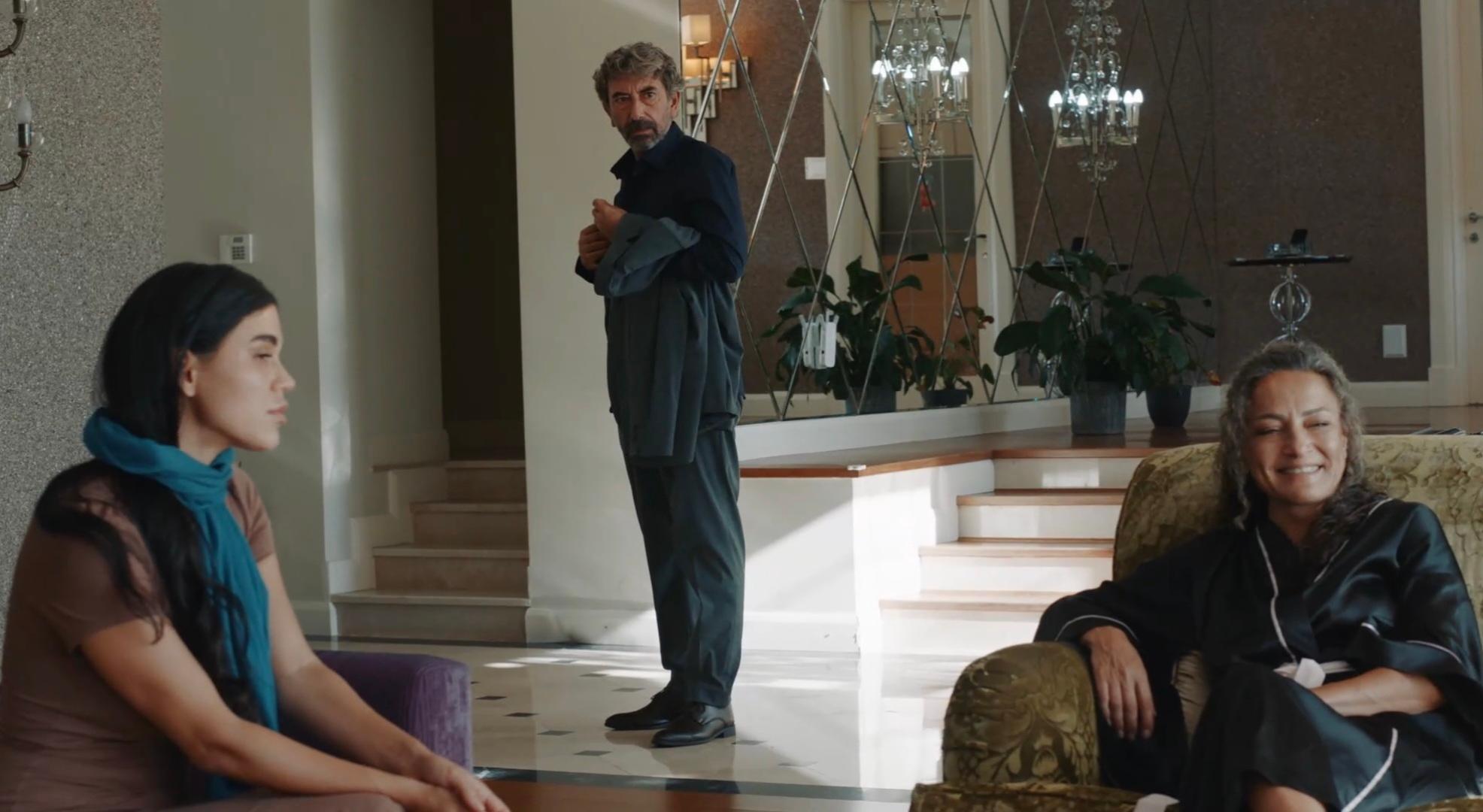 Yalangoch qizlarning qora va oq fon rasmi yosh er-xotinning nozik jinsiy aloqasi