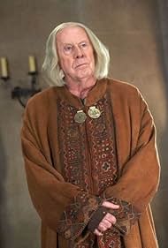 Richard Wilson and Colin Morgan in Merlin - Die neuen Abenteuer (2008)