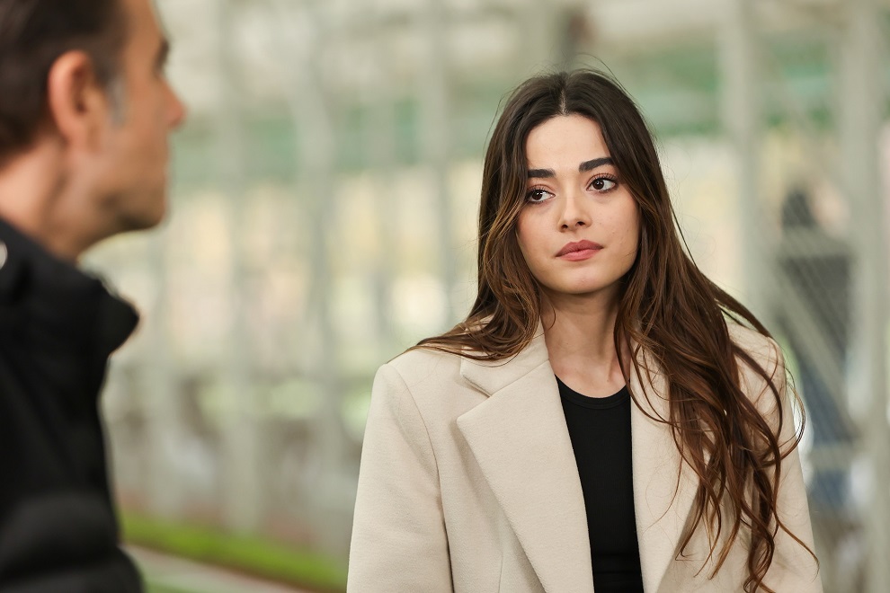 Yaxtadagi yalangoch ayol Rossiya qishloq xojaliklarining yashirin kamera tasvirlari.