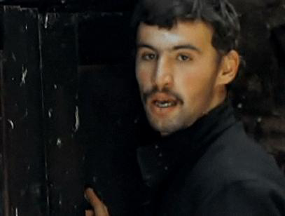 Erkak ayolning qiniga musht tushiradi