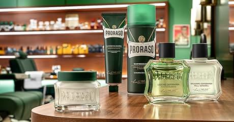 una selección de productos sobre una mesa de madera