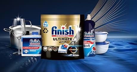 de productos para lavavajillas Finish incluye el detergente, el abrillantador y el limpiador Ultimate. Se muestran varios tipos de paquetes con cristalería y cubiertos sobre fondo azul