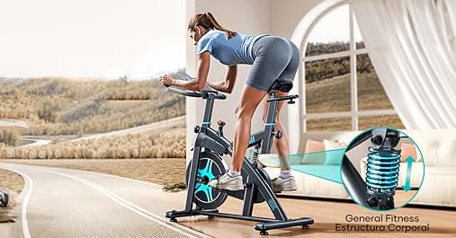 dice «Comparación de entusiastas del fitness en general». Mujer vestida de azul usando una bicicleta estática en interiores con un pintoresco telón de fondo. Pelota de ejercicio y botella de agua visibles.