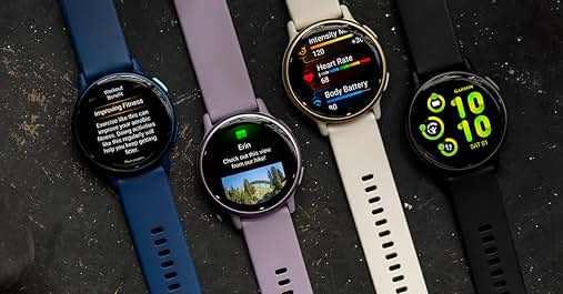 Quattro smartwatch con display rotondi che mostrano diverse interfacce, disposti su una superficie scura. Gli orologi hanno cinturini blu, viola, bianchi e neri