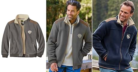 Tres hombres con chaquetas de forro polar con cremallera en colores gris y azul marino. Las chaquetas tienen ribetes contrastantes y logotipos bordados