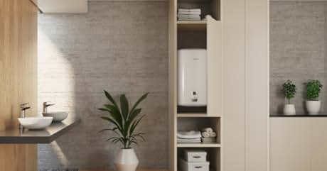 Interior de baño moderno con lavabo montado en la pared, planta en maceta y estantería incorporada que contiene un calentador de agua y cajas de almacenamiento. Combinación de colores neutros con texturas de madera y piedra.