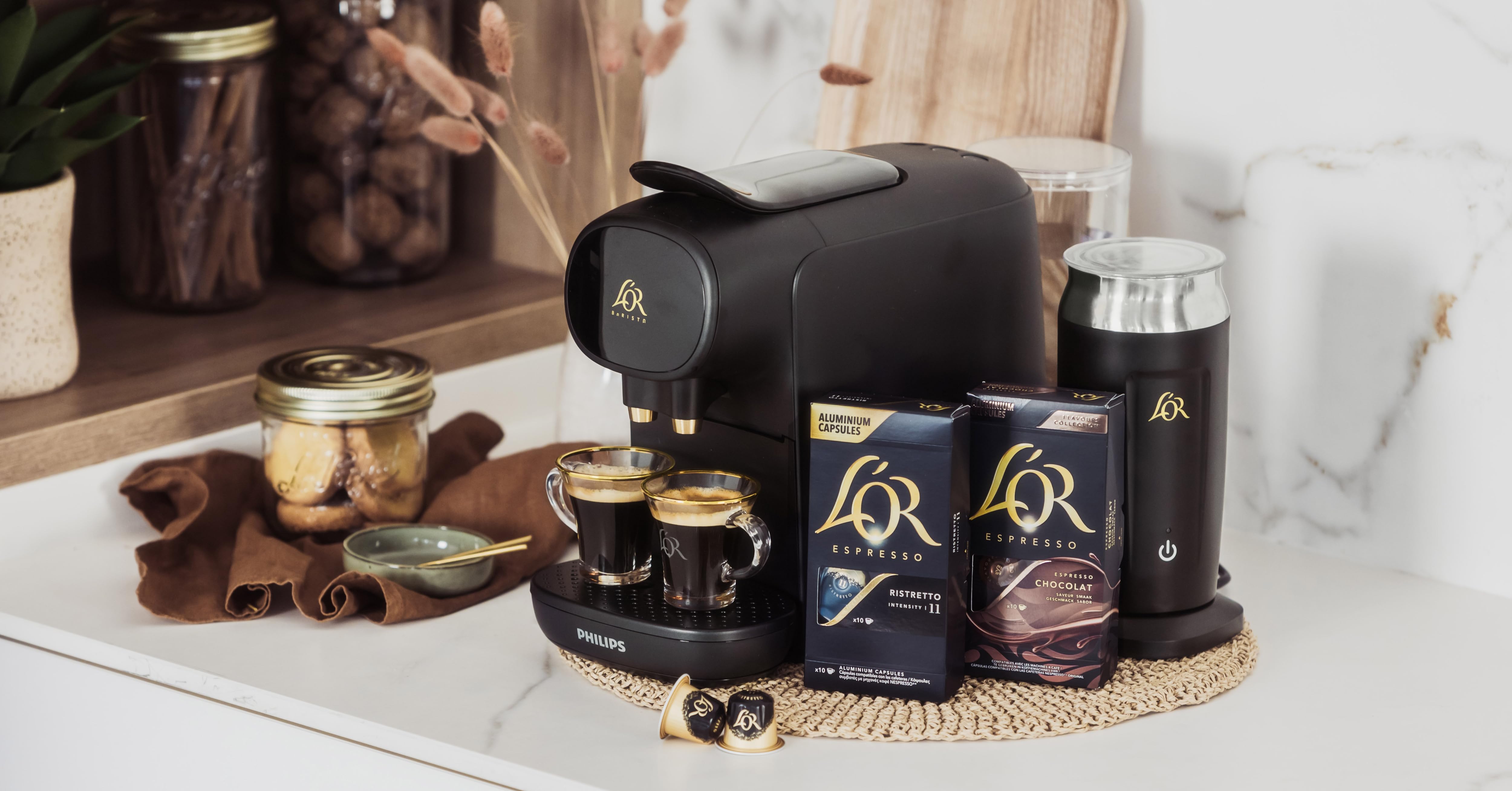 con empaque negro, frascos de vidrio y recipiente térmico a juego dispuesto sobre una superficie de madera.