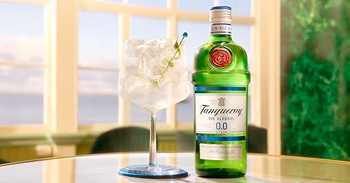 una botella de ginebra de mandarina junto a un vaso